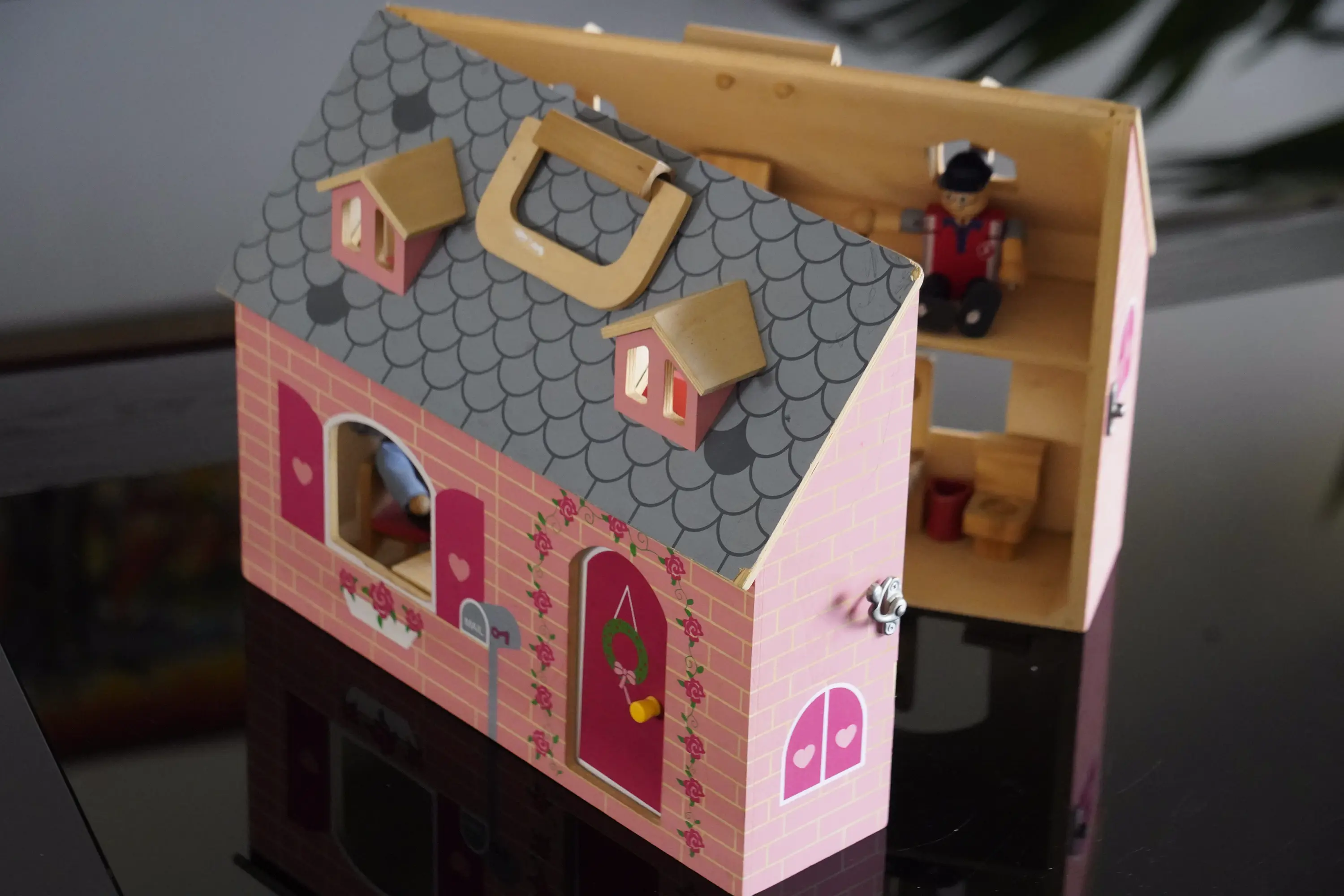 Maison de poupée avec poupées en bois
